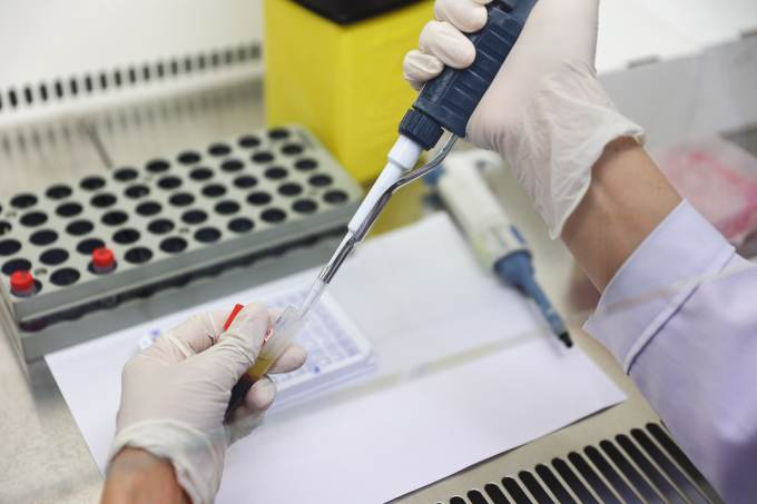 Xét nghiệm tác nhân gây bệnh tại Viện Pasteur TP HCM. Ảnh: Quỳnh Trần
