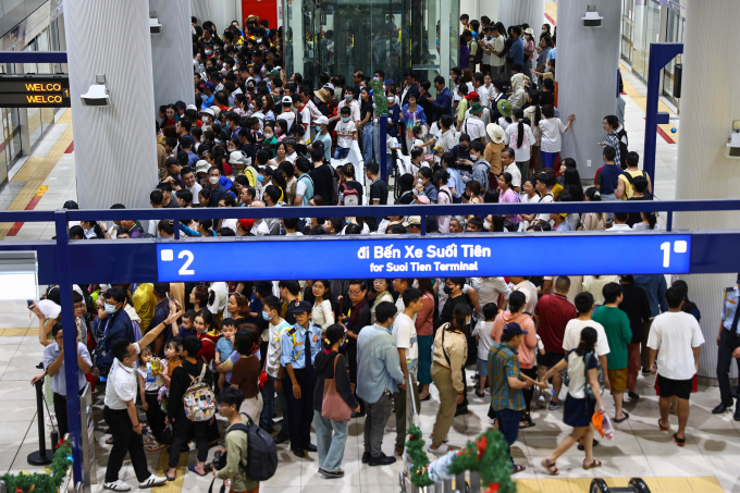 Người dân chờ đi metro ở ga Bến Thành, hồi tháng 1/2025. Ảnh: Quỳnh Trần