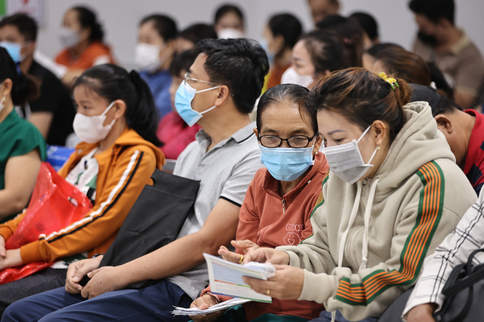 Bệnh nhân chờ khám bệnh tại bệnh viện ở TP HCM. Ảnh: Quỳnh Trần