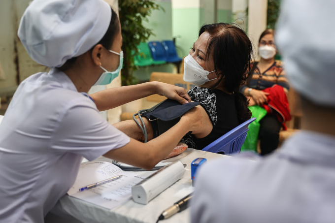 Đo huyết áp cho bệnh nhân tại bệnh viện. Ảnh: Quỳnh Trần