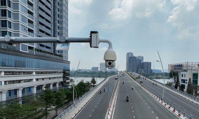 Camera giám sát giao thông ở cầu Thủ Thiêm, nối quận Bình Thạnh cũ với khu đô thị Thủ Thiêm. Ảnh: Nguyễn Hiền