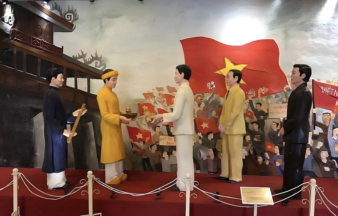Mô hình về lễ thoái vị của vua Bảo Đại từng được Bảo tàng lịch sử TP Huế phục dựng để phục vụ khách tham quan. Ảnh: Đức Lộc