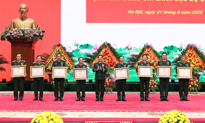 Các lãnh đạo Bộ Quốc phòng được tặng thưởng Huân chương Quân công hạng Nhất và hạng Nhì. Ảnh: Tuấn Huy