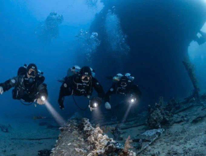 Du khách trải nghiệm lặn ngắm tàu Inchcape 10. Ảnh: Nemo Diving Center