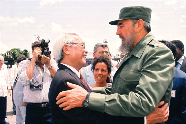 Ông Fidel Castro đón Thủ tướng Võ Văn Kiệt tại La Habana (10/7/1993). Ảnh: TTXVN