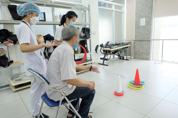Bệnh nhân tại Khoa Điều trị Phục hồi Chức năng. Ảnh: Bệnh viện cung cấp