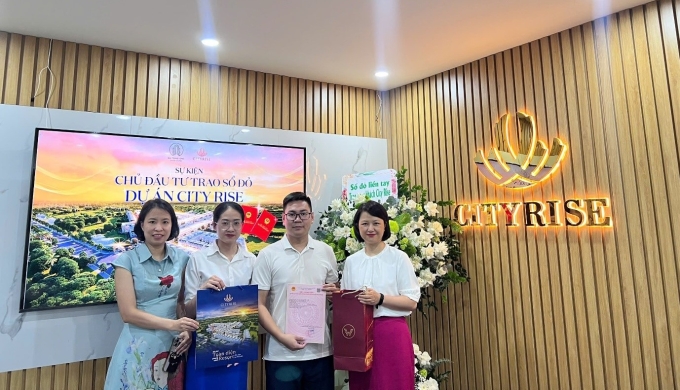 Khách hàng nhận bàn giao sổ đỏ từ chủ đầu tư.