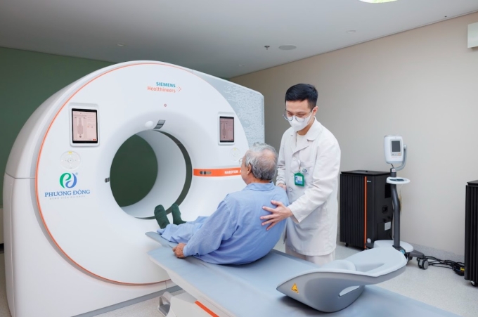 Những khách hàng đầu tiên sử dụng Naeotom Alpha tại Bệnh viện Phương Đông. Ảnh: Bệnh viện cung cấp