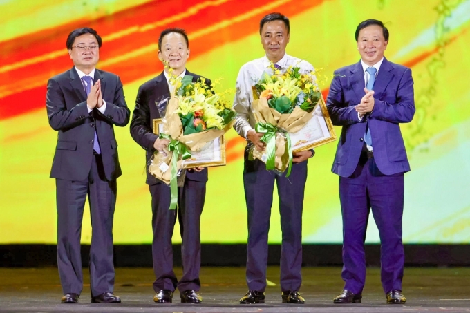Chủ tịch Ủy ban nhân dân tỉnh Tây Ninh trao tặng bằng khen cho Tập đoàn T&T và cá nhân doanh nhân Đỗ Quang Hiển.