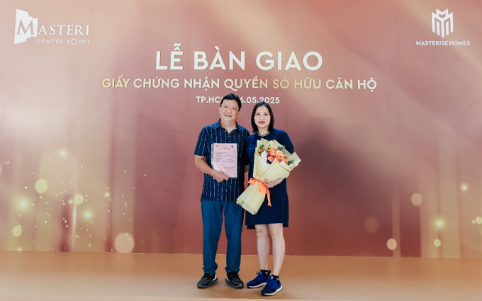 Cư dân Masteri Centre Point nhận bàn giao sổ hồng. Ảnh: Masterise Homes