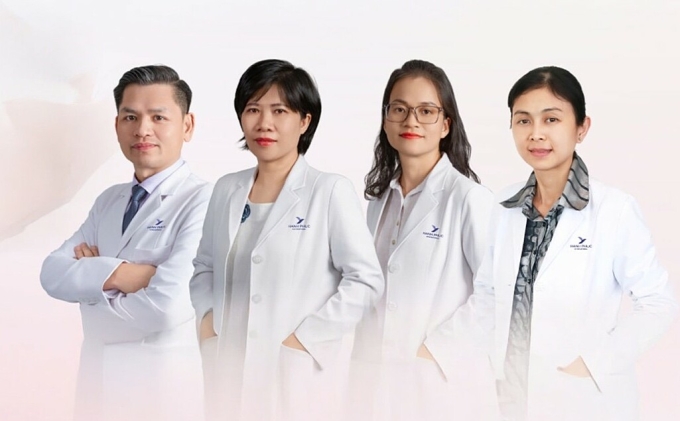 Ê-kíp bác sĩ thực hiện phẫu thuật và chăm sóc sau sinh cho mẹ và bé tại Bệnh viện Đa khoa Quốc tế Hạnh Phúc (từ phải sang trái): BSCKII. Trần Đức Tuấn - Phó khoa Sản - Phụ khoa; ThS.BS. Nguyễn Thị Tuyết Anh - Trưởng khoa Sản - Phụ khoa; ThS.BS. Hồ Thị Hoàng Anh - Bác sĩ Sản - Phụ khoa và ThS.BSCKI. Nguyễn Thị Thiên An - Trưởng khoa NICU. Ảnh: Hoàn Mỹ