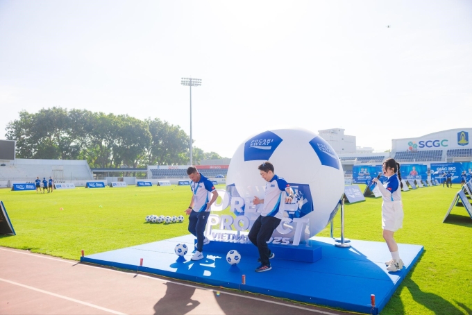 HLV Đinh Hồng Vinh và đại diện Pocari Sweat Việt Nam trong sự kiện khai mạc vòng chung kết Dự án Giấc mơ bóng đá Nhật Bản. Ảnh: Nguyễn Duy Quang