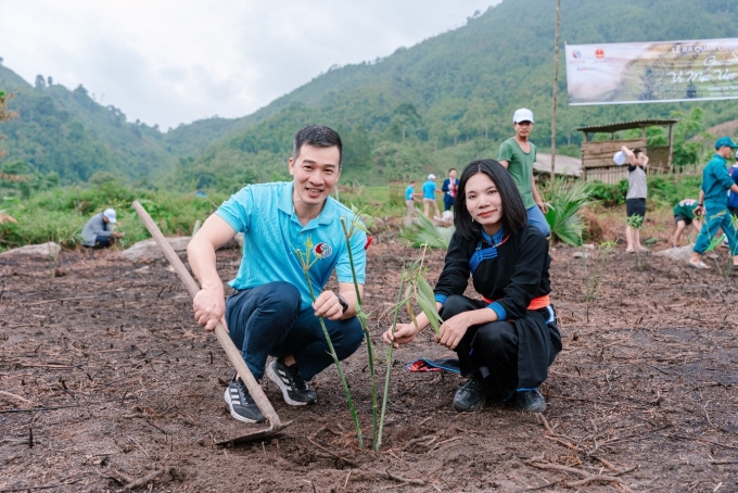 Anh Vũ Minh Lý, Phó giám đốc Trung tâm Truyền Thông Tài Nguyên và Môi Trường và chị Đoàn Thu Uyên, Trưởng phòng Tăng trưởng Ngân hàng số Timo by BVBank tham gia trồng rừng. Ảnh: Trung tâm Truyền thông Tài nguyên và Môi trường