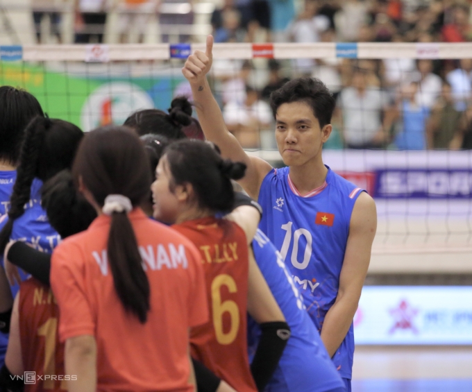 Nguyễn Thị Bích Tuyền ăn mừng khi Việt Nam thắng Thái Lan 3-2 để vô địch chặng hai giải bóng chuyền nữ SEA V-League 2025, tại nhà thi đấu tỉnh Ninh Bình, ngày 10/8/2025. Ảnh: Hiếu Lương