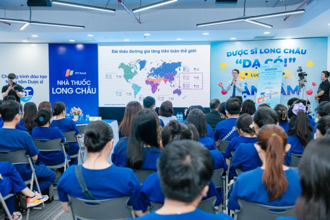 Đội ngũ dược sĩ nhà thuốc Long Châu tham gia buổi tập huấn nâng tầm chuyên môn về bệnh thận mạn và các biến chứng tim mạch. Ảnh: LC