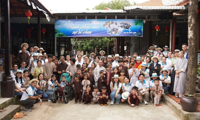 Đoàn thiện nguyện chụp ảnh lưu niệm cùng các em tại mái ấm. Bệnh viện Quốc tế City sẵn sàng là điểm tựa sẻ chia yêu thương với cộng đồng. Ảnh: Bệnh viện cung cấp