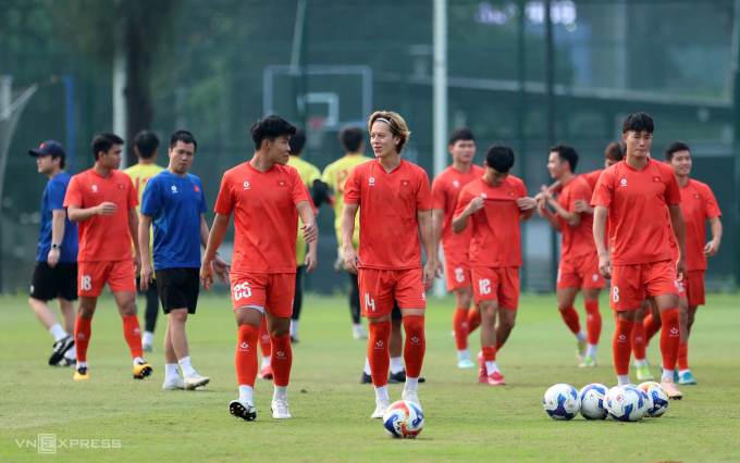 Việt kiều Nga Viktor Le (số 14) tập luyện cùng đội tuyển U23 Việt Nam ở sân phụ Gelora Bung Karno chiều 28/7/2025, trước khi gặp Indonesia ở chung kết U23 Đông Nam Á 2025. Ảnh: Hai Tư