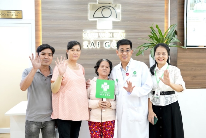 Mắt Sài Gòn tài trợ một phần chi phí điều trị cho mẹ chị Cẩm Lụa. Ảnh: Bệnh viện cung cấp