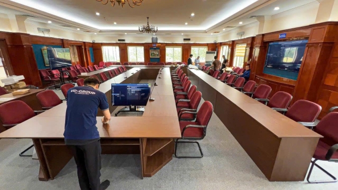 Nhân sự VD Group triển khai giải pháp âm thanh tại phòng họp trực tuyến của BQL khu công nghệ cao Hoà Lạc. Ảnh: VD Group