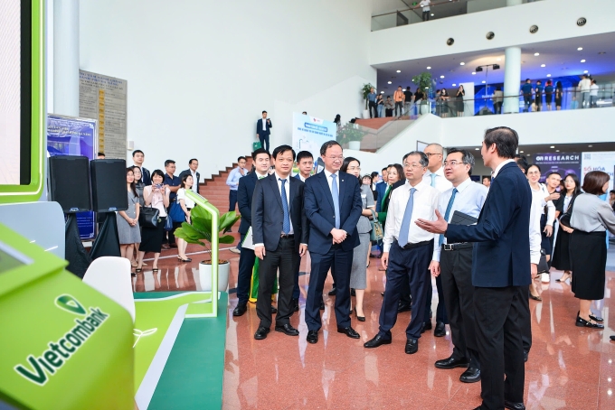 Đại biểu tham quan gian hàng của Vietcombank tại triển lãm. Ảnh: Vietcombank
