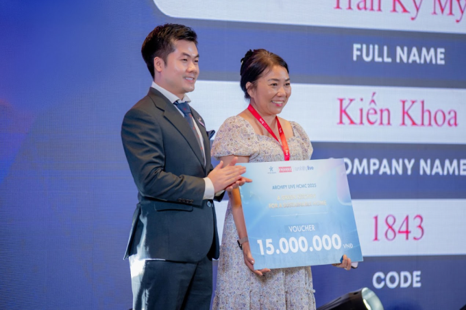 Ông Nguyễn Văn Thịnh - COO của HTM Group (ngoài cùng bên trái) đại diện thương hiệu gửi tặng những phần quà giá trị tới các khách mời may mắn.
