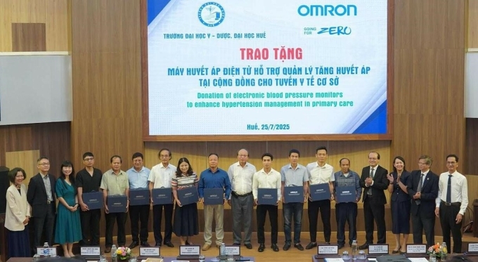 Omron cùng Trường Đại học Y - Dược, Đại học Huế trao tặng 1.800 máy đo huyết áp tự động cho tuyến y tế cơ sở ngày 25/7. Ảnh: Omron Healthcare