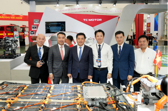 Bộ trưởng Công thương Nguyễn Hồng Diên (thứ 3 từ trái sang) và Phó chủ tịch TC Group Lê Ngọc Đức (thứ 2 từ trái sang) tại không gian triển lãm của tập đoàn Thành Công. Ảnh: Tuấn Vũ