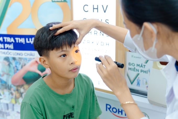 Các bác sĩ thăm khám kỹ từng trường hợp. Ảnh: LC