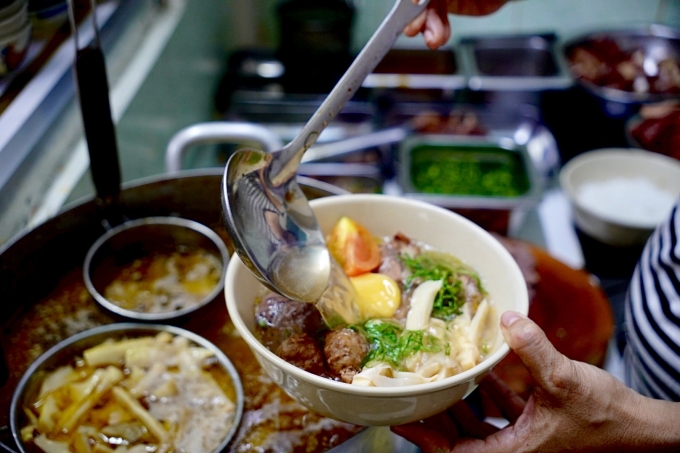 Phần bún măng bò thập cẩm với topping thịt, bắp, bò viên, trứng chần. Ảnh: Tuấn Anh