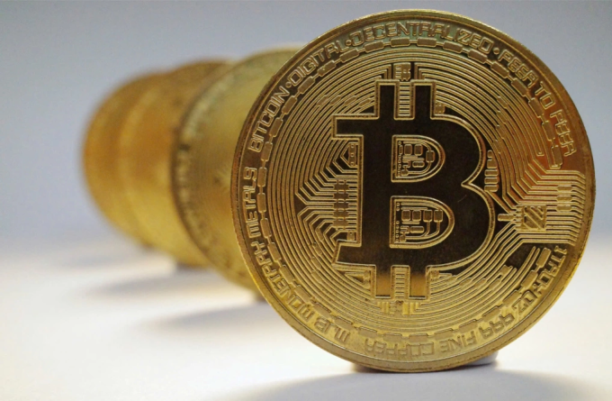 Hình ảnh minh họa về tiền điện tử ảo Bitcoin. Ảnh: Reuters.