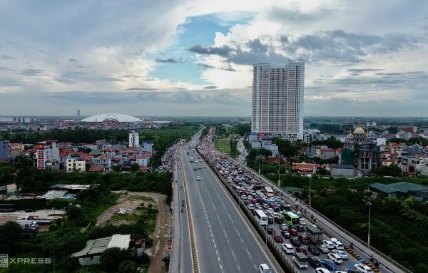 Kẹt xe 5km đến trung tâm triển lãm quốc gia: Tin giao thông