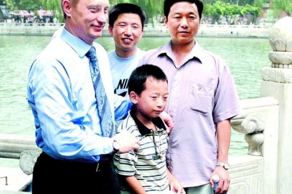 Nụ hôn định mệnh của Putin thay đổi cuộc đời cậu bé Trung Quốc