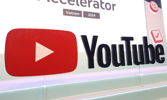 Logo YouTube tại một sự kiện ở TP HCM. Ảnh: Bảo Lâm