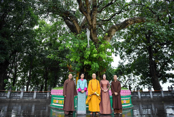 Hòa thượng Thích Thanh Nhã, trụ trì chùa Trấn Quốc, cùng phu nhân Chủ tịch nước và Hoàng hậu Bhutan bên gốc cây bồ đề ở chùa Trấn Quốc. Ảnh: Giang Huy