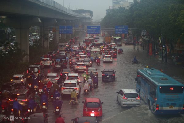 Hà Nội ngập sâu: Nhiều tuyến phố biến thành sông