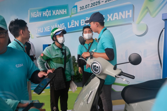 Giới tài xế dịch vụ đánh giá cao tầm di chuyển của mẫu Evo Grand mới, nhờ được lắp thêm pin tháo rời, thuận tiện cho việc sạc. Ảnh: Tuấn Vũ