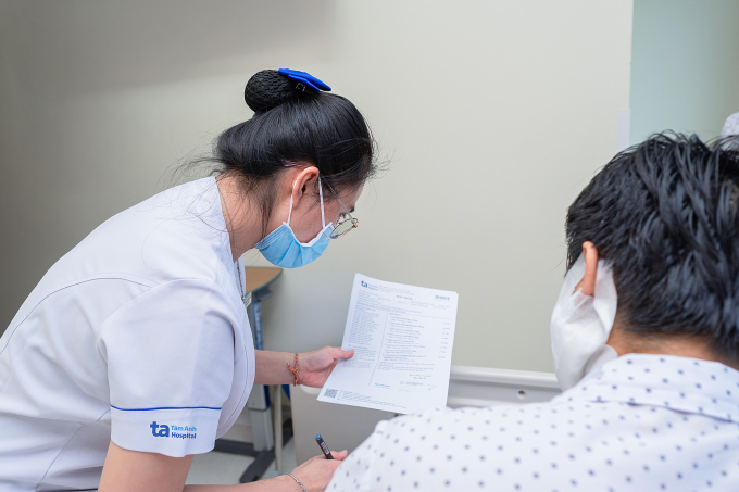 Anh Kha được hướng dẫn cách dùng các loại thuốc trước giờ xuất viện. Ảnh: Bệnh viện Đa khoa Tâm Anh