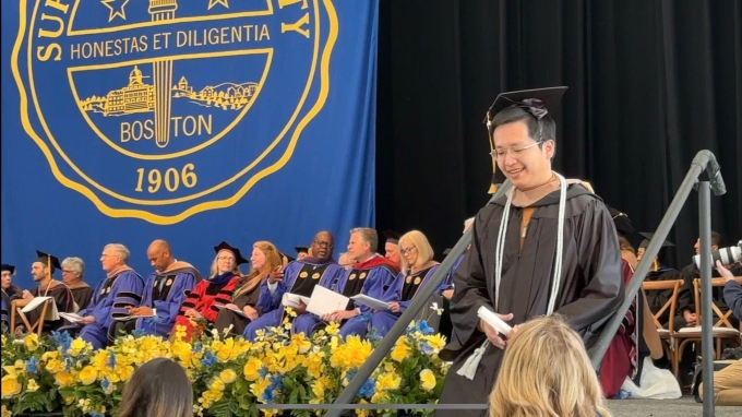 Nguyễn Thành Trung nhận bằng tốt nghiệp thạc sĩ tại Suffolk University. Ảnh: Asian School. Ảnh: Asian School