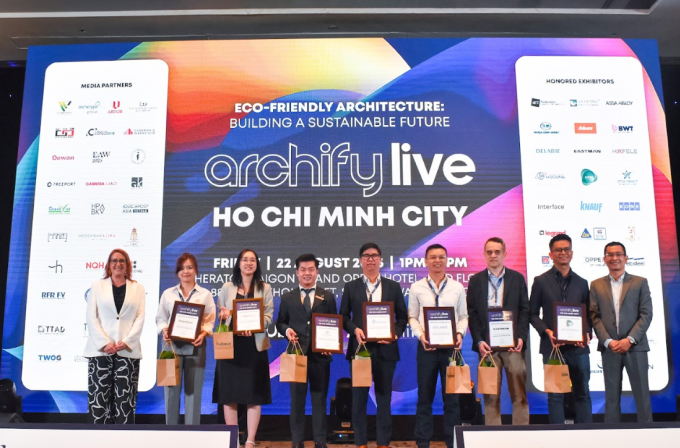 Ông Nguyễn Văn Thịnh - COO của HTM Group (thứ tư, từ bên trái sang) đại diện thương hiệu nhận quà tri ân từ ban tổ chức Archify Live 2025.
