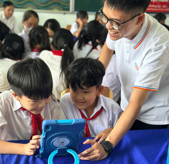 Đại diện công ty VH Edtech hướng dẫn các em học sinh sử dụng ứng dụng Vui học.