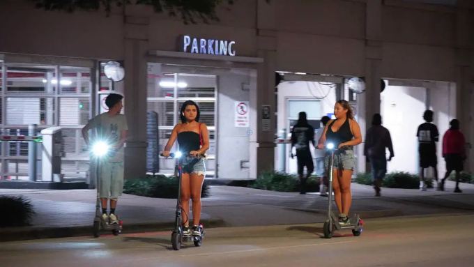 Người dân điều khiển scooter điện trên đường phố Houston, bang Texas, Mỹ. Ảnh: HC