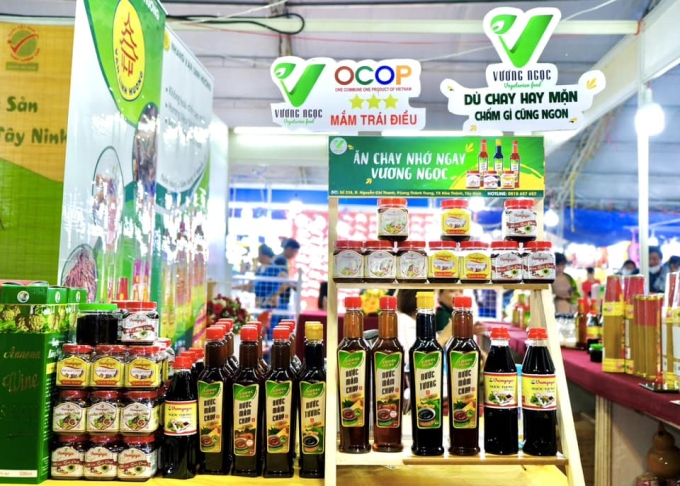 Sản phẩm chay trái điều trưng bày tại các sự kiện quảng bá hàng OCOP tỉnh Tây Ninh. Ảnh: NVCC