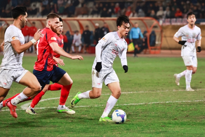 Nguyễn Công Phương (áo trắng giữa) thi đấu trong trận Thể Công thua Công an Hà Nội 1-2 ở V-League 2024-2025, trên sân Hàng Đẫy, Hà Nội ngày 23/2/2025. Ảnh: Thể Công