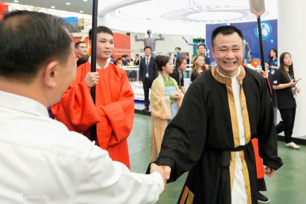 Tự Long diễu hành cùng ‘Hộ linh tráng sĩ’: Tin tức nghệ sĩ