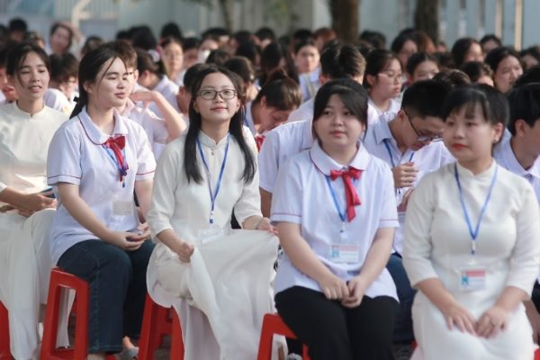 Học sinh Ninh Bình: Hỗ trợ 1,6-2,4 triệu đồng/tháng cho học sinh chuyên
