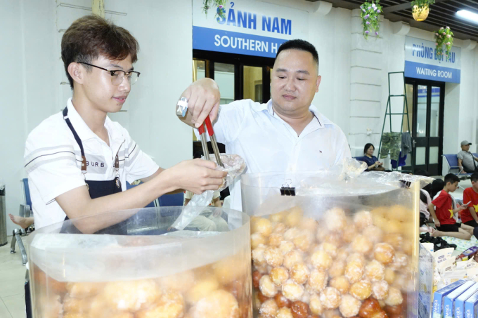 Quày đồ ăn bên trong ga Hà Nội. Ảnh: Tú Nguyễn