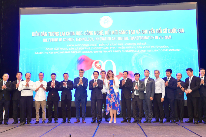 Bộ trưởng Nguyễn Mạnh Hùng chụp ảnh cùng các diễn giả, khách mời. Ảnh: Thanh Tùng
