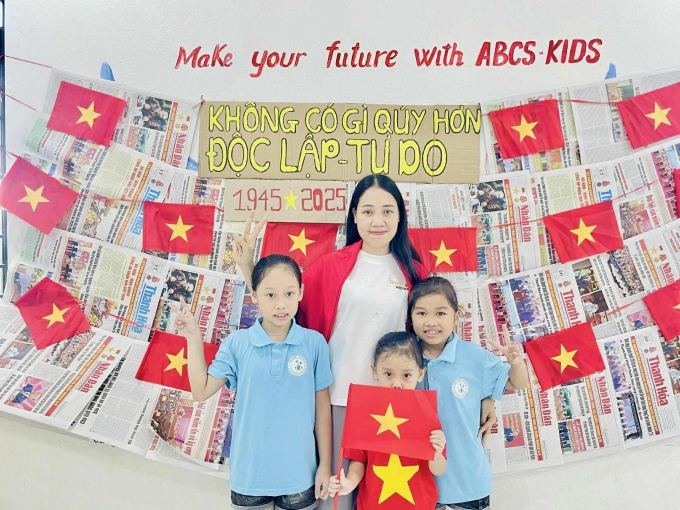 Chị Phạm Nguyên và các con cháu chụp ảnh kỷ niệm dịp lễ Quốc Khánh tại nơi làm việc. Ảnh nhân vật cung cấp