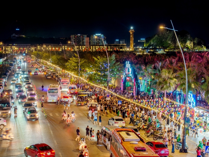 Chợ đêm VUI-Fest tại Bãi Cháy nhộn nhịp người qua lại. Ảnh: AD