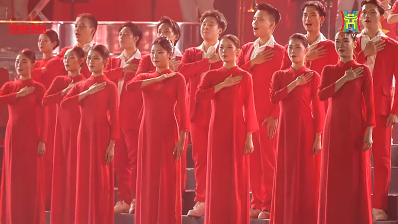 50.000 khán giả hòa giọng hát Quốc ca (nhạc sĩ Văn Cao)